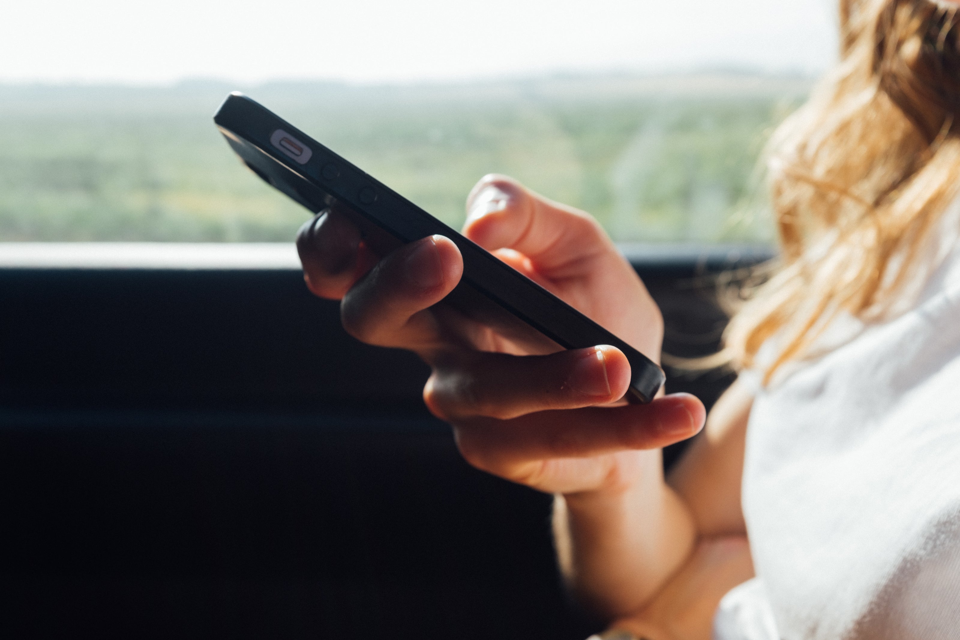 a-woman-plays-on-her-phone - Fuentes Moving